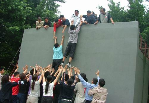 公司組織優秀員工戶外拓展訓練