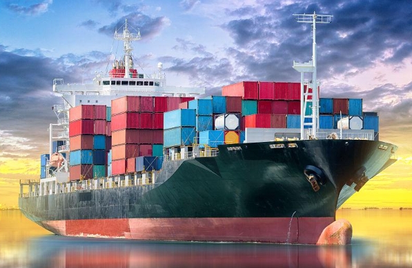 上海在進(jìn)出口貨運(yùn)領(lǐng)域有巨大的競(jìng)爭(zhēng)力，成為全球貿(mào)易的重要樞紐之一