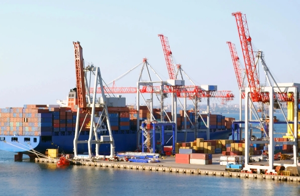 美國(guó)是全球大經(jīng)濟(jì)體之一，貨代行業(yè)在繁榮的國(guó)際貿(mào)易中扮演重要角色