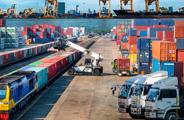 上海國際物流公司不僅承載著貨物的運輸，更是連接世界的橋梁