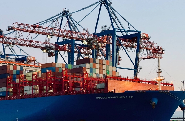 上海貨代公司憑借其服務(wù)團隊和先進的管理理念，成為了行業(yè)的領(lǐng)跑者