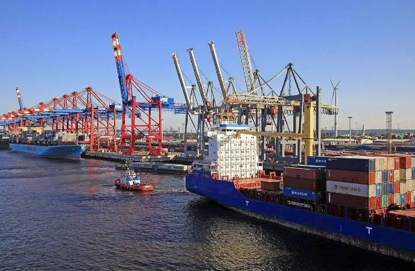 在全球化浪潮推動(dòng)下，國際海運(yùn)作為連接世界的橋梁其重要性不言而喻