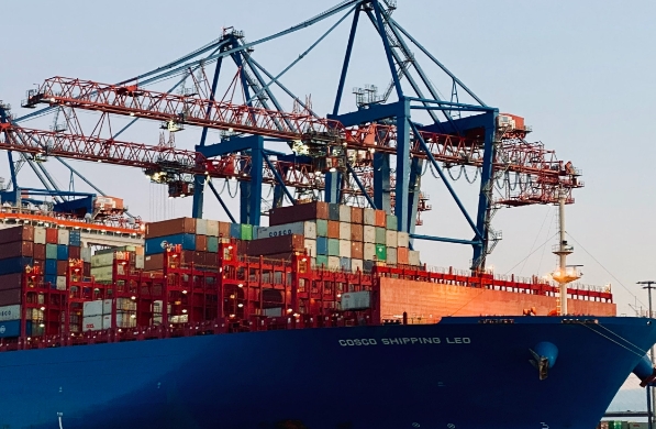 國際物流作為全球化的重要驅(qū)動力，其發(fā)展既面臨挑戰(zhàn)也充滿機遇